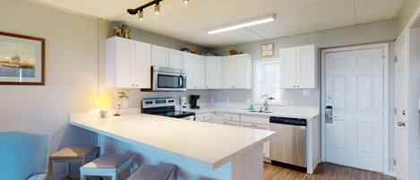 Kjøleskap, mikrobølgeovn, ovn og kokeplater