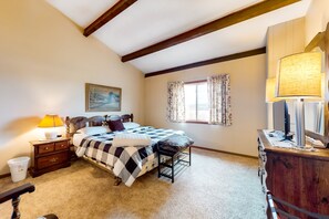 4 bedrooms, iron/ironing board, free internet, bed sheets