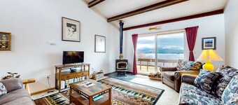 Fun-Filled Lakehouse w/Private Balcony, Free WiFi, Private W/D - Steps to Beach