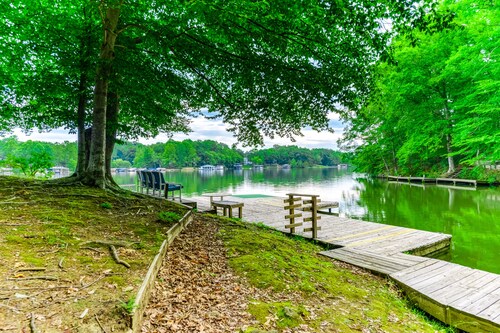 Lakeside log home with a private deck, WiFi, firepit, central AC, & washer/dryer