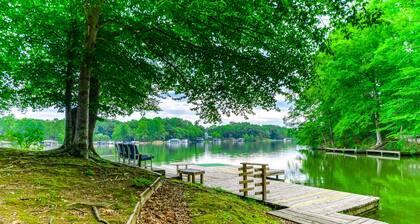 Lakeside log home with a private deck, WiFi, firepit, central AC, & washer/dryer