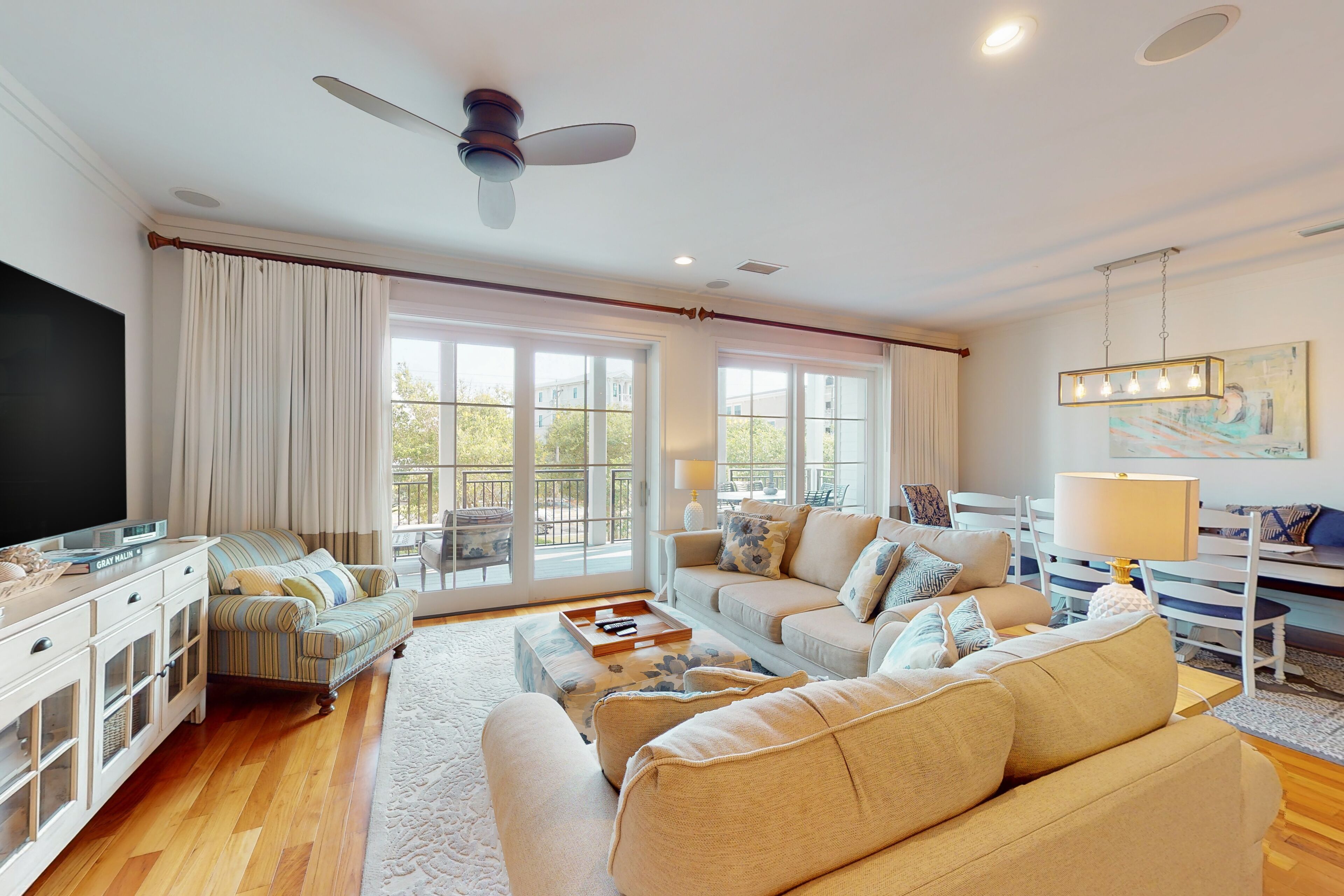 Gorgeous condo with shared rooftop pool and hot tub and high-speed WiFi