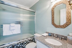 Secador de cabelo, toalhas de banho