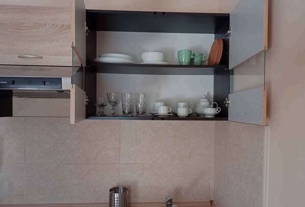 Réfrigérateur, plaque de cuisson, cafetière/bouilloire, grille-pain