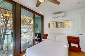 2 bedrooms, internet, bed sheets - Lakefront contemporary gem with decks, lake views & pebble beach (Dundee)