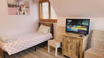 5 bedrooms, iron/ironing board, free WiFi, bed sheets