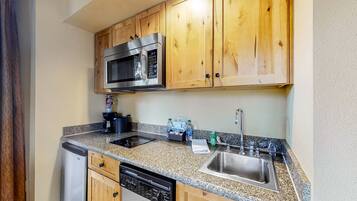 Réfrigérateur, micro-ondes, plaque de cuisson, cafetiÚre/bouilloire