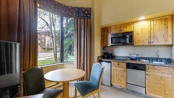 Réfrigérateur, micro-ondes, plaque de cuisson, cafetiÚre/bouilloire