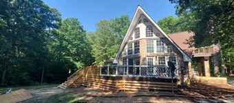Little Piece of Paradise, Kerr Lake, Private Dock and Pickleball court!