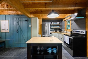 Een koelkast, een magnetron, een oven, een kookplaat
