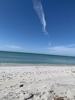 A beach with a clear sky and a visible contrail. - Beach Vacation House - Minutes from the Beach and Hiking trails (Englewood)
