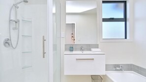 Shower, free toiletries, hair dryer, towels - Lavandula 3-Spacious 3 bedroom house (Christchurch)