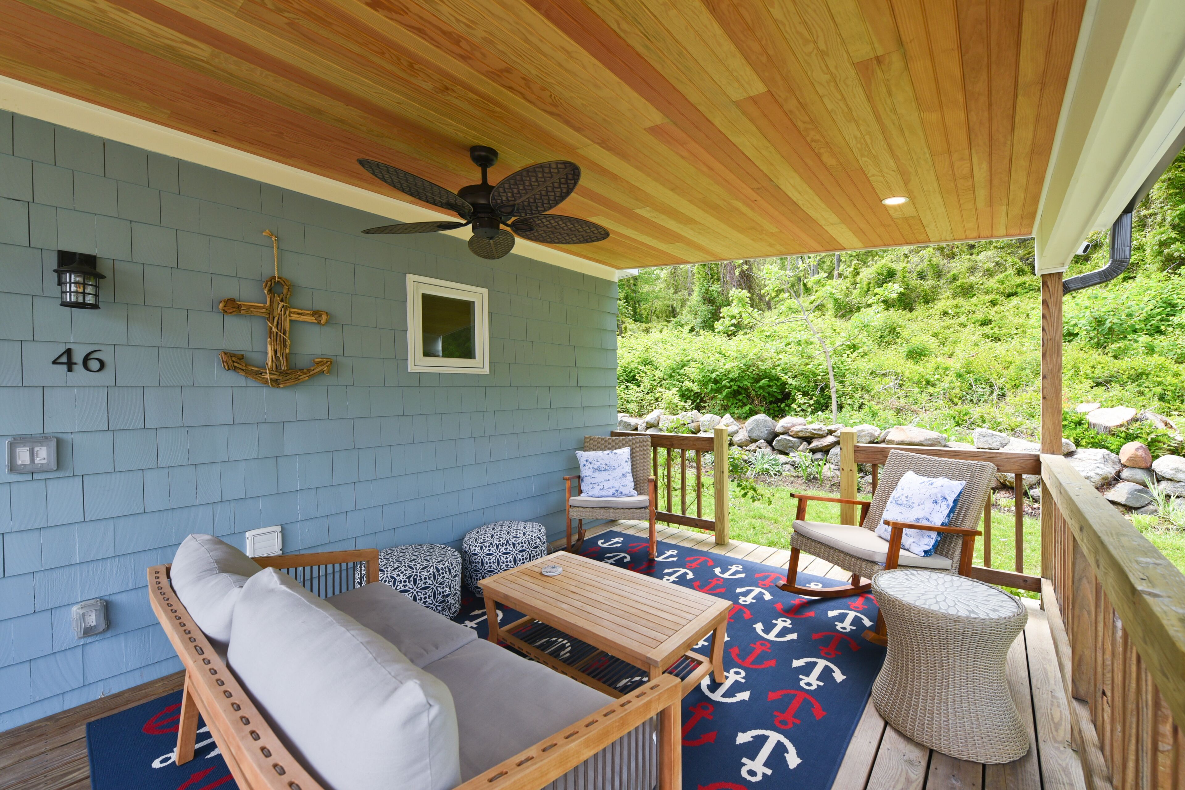 Completely Renovated - Adorable Cottage near Narrow River & Narragansett