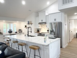 Kjøleskap, mikrobølgeovn, ovn og kokeplater