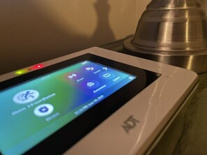 2 bedrooms, desk, WiFi