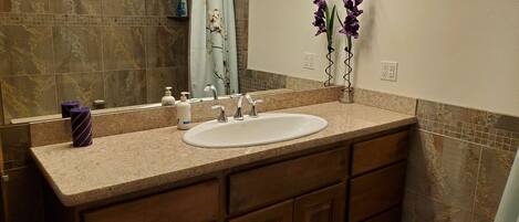 Kombination af bruser/badekar, hårtørrer, håndklæder