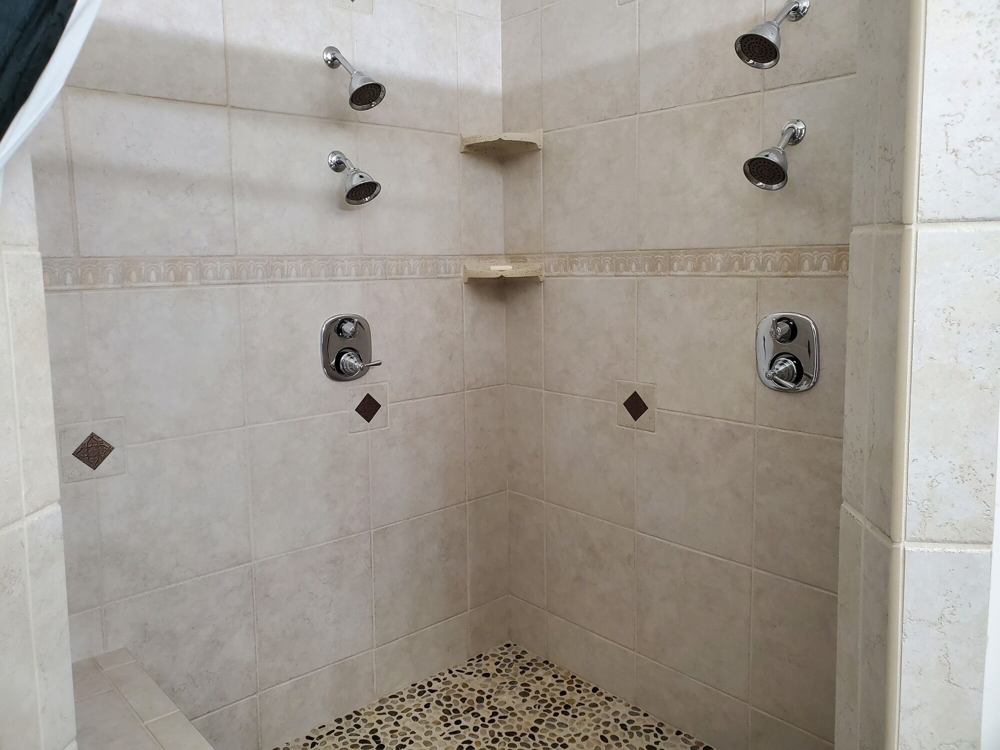 Ensemble douche/baignoire, sèche-cheveux, serviettes fournies