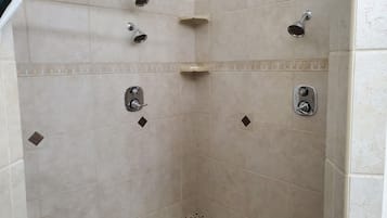 Ensemble douche/baignoire, sĂšche-cheveux, serviettes fournies