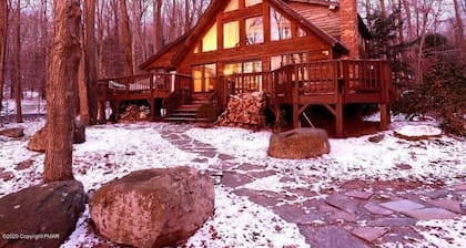Lakefront Poconos, Private beach, kayaks, rowboat, paddleboards and paddleboat