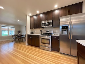 Fridge, microwave, oven, stovetop - Bales Cottage- Walk to historic downtown Cody (Cody)
