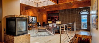 Clearwater Penthouse- Couples Retreat with gas fireplace, balcony, spa like bathroom