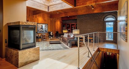 Clearwater Penthouse- Couples Retreat with gas fireplace, balcony, spa like bathroom