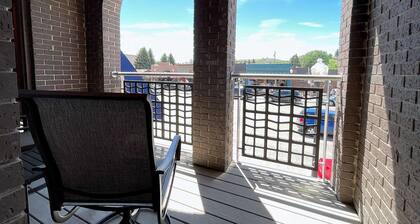 Clearwater Penthouse, luxurious, spacious, downtown Penthouse with gas fireplace and a balcony!