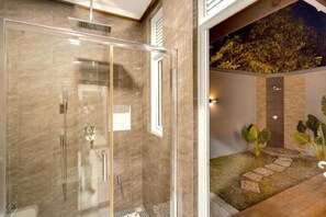 Luxury Villa With Pool | Baño | Regadera, regadera tipo lluvia, amenidades de baño de diseñador
