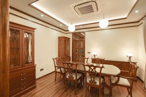 Luxury Villa With Pool | Spisestue