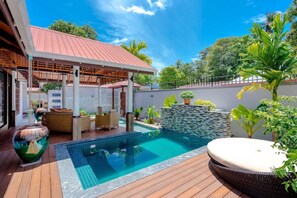 Outdoor pool, pool umbrellas, pool loungers - Alafehi Retreat Luxury Villas with Pool Access (Fuvahmulah)