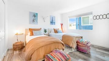 2 bedrooms, iron/ironing board, internet, bed sheets