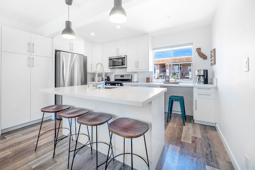 Convenient dog-friendly condo with free WiFi - right up from the beach