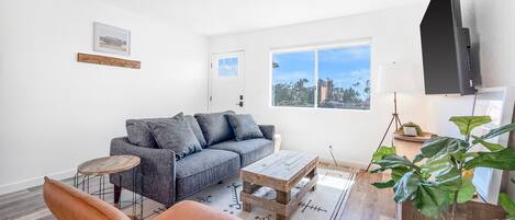 Téléviseur, table de ping-pong