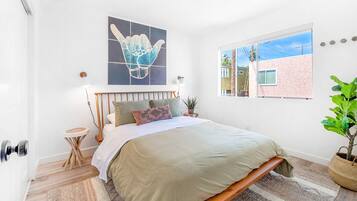 2 bedrooms, iron/ironing board, internet, bed sheets