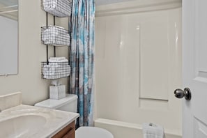 Ensemble douche/baignoire, serviettes fournies