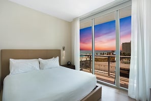 1 habitación, escritorio, tabla de planchar con plancha y cuna de viaje 