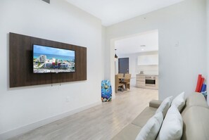Smart-TV, Kamin, Netflix, Streaming-Dienste
