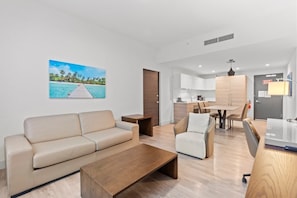 Smart TV - Luxury Beachside Condo with Bathtub - CS23 (Hollywood)
