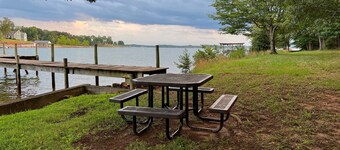 FLAT LOT BOAT-RAMP NO-WAKE-COVE OFF MAIN CHANNEL LG HOME-GAMERM FIRE PIT KAYAKS+