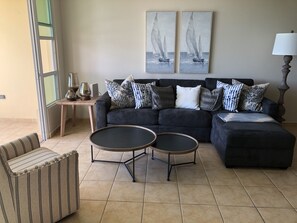 Smart TV, fireplace, stereo