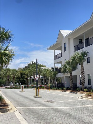 Property grounds - Hidden Lake Condos on 30A, 6min walk to Gulfview Heights beach access, pool, gym (Santa Rosa Beach)