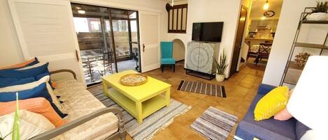 Talo, useita sänkyjä, keittiö | Olohuone | 40–tuumainen televisio, jossa digitaalikanavat