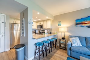 Apartment, Mehrere Betten, Poolblick | Innenbereich