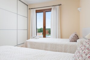 4 slaapkamers, een strijkplank/strijkijzer, gratis wifi, beddengoed