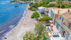 A coastal town with a beach, houses, and a view of the sea. - CAS FERRERICO - Cozy summer house on the beachfront. Free WIFI. (Cala Bona)