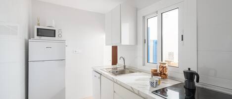 Frigorifero, microonde, forno, piano cottura