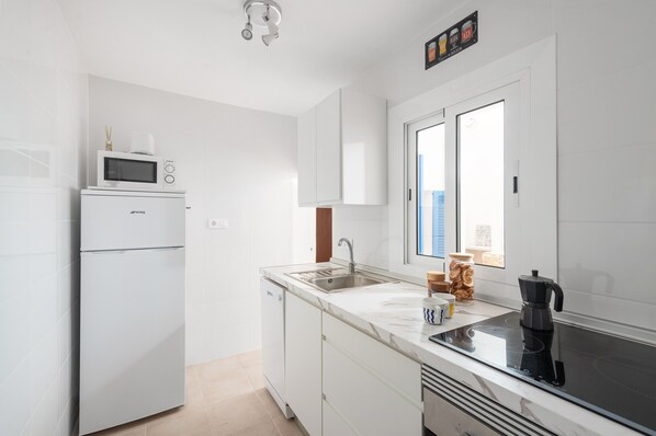 Kühlschrank, Mikrowelle, Ofen, Herdplatte