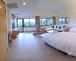 Habitación cuádruple Deluxe, vista al patio | Edredón, wifi gratis y ropa de cama