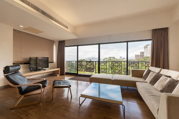 Habitación cuádruple Deluxe, vista al océano | Área de sala de estar | Televisión de pantalla plana