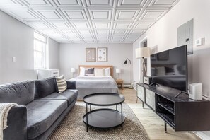 Iron/ironing board, WiFi, bed sheets